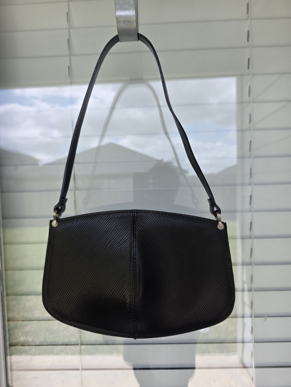 Louis Vuitton Black Women's Shoulder Bag Classic Textured Design Logo - Picture 3 of 13